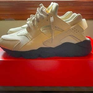 Nike Huarache light bone/black size 9.5